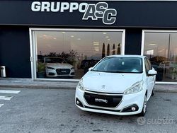 Bianco Usata 2015 Peugeot 208 Due volumi | 6950 € (Buon prezzo)