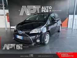 Nero Usata 2017 Toyota Yaris Hybrid Active Tre volumi | 9500 € (Buon prezzo)