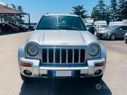 Argento Usata 2004 Jeep Cherokee Limited SUV | 4800 € (Cara)