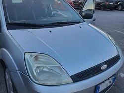 Grigio Usata 2004 Ford Fiesta Tre volumi | 1000 € (Super prezzo)