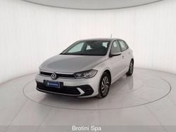 Grigio metallizzato Usata 2023 VW Polo Life Tre volumi | 16.200 € (Buon prezzo)