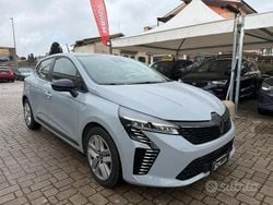 Grigio Usata 2024 Renault Clio V Evolution Tre volumi | 13.950 € (Buon prezzo)