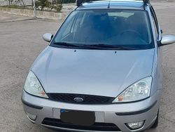 Grigio Usata 2004 Ford Focus Tre volumi | 1450 € (Buon prezzo)