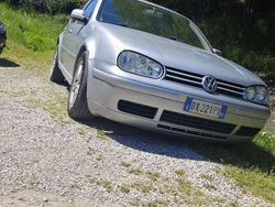 Argento Usata 2002 VW Golf IV Highline Tre volumi | 2000 € (Buon prezzo)
