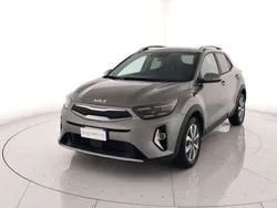 Grigio metall. Usata 2024 Kia Stonic Style SUV | 16.350 € (Buon prezzo)