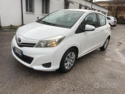 Bianco Usata 2014 Toyota Yaris Lounge Tre volumi | 5700 € (Ottimo prezzo)