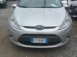 Argento Usata 2010 Ford Fiesta Tre volumi | 4400 € (Buon prezzo)