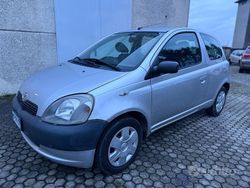 Grigio Usata 2002 Toyota Yaris Tre volumi | 1999 € (Buon prezzo)