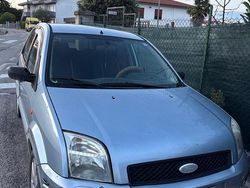 Usata 2005 Ford Fusion Due volumi | 2000 € (Buon prezzo)