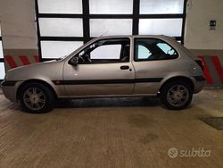 Grigio Usata 2000 Ford Fiesta Tre volumi | 300 €
