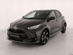 Dark grey met Nuova 2025 Toyota Yaris Hybrid Lounge Tre volumi | 25.900 € (Buon prezzo)