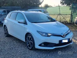 Bianco Usata 2016 Toyota Auris Active Tre volumi | 9200 € (Buon prezzo)