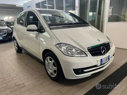 Bianco Usata 2011 Mercedes A160 Executive Tre volumi | 7990 € (Molto cara)