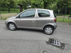 Grigio Usata 2004 Toyota Yaris Due volumi | 2000 € (Cara)