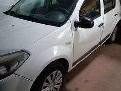 Bianco Usata 2011 Dacia Sandero Ambiance Due volumi | 3800 € (Buon prezzo)