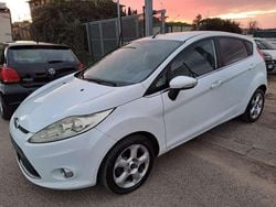 Bianco Usata 2010 Ford Fiesta Tre volumi | 3990 € (Buon prezzo)