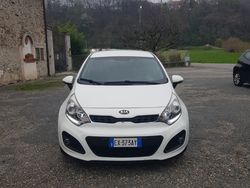 Bianco Usata 2014 Kia Rio Tre volumi | 7000 € (Buon prezzo)