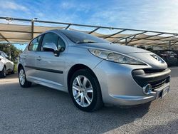 Grigio Usata 2006 Peugeot 207 Tre volumi | 3000 € (Molto cara)