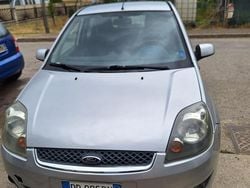 Grigio Usata 2008 Ford Fiesta Due volumi | 4000 € (Molto cara)