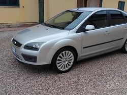 Grigio Usata 2007 Ford Focus Tre volumi | 2000 € (Buon prezzo)