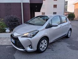 Argento Usata 2018 Toyota Yaris Active Tre volumi | 9900 € (Buon prezzo)