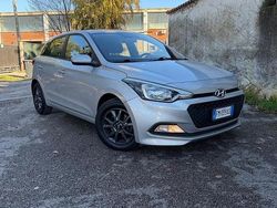 Grigio Usata 2017 Hyundai i20 Comfort Tre volumi | 6200 €