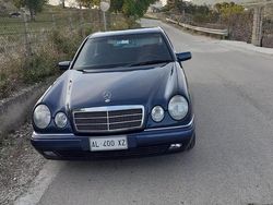 Blu/azzurro Usata 1996 Mercedes E250 Elegance Tre volumi | 7200 €