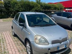 Grigio Usata 2001 Toyota Yaris Tre volumi | 1500 € (Buon prezzo)