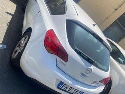 Bianco Usata 2011 Opel Astra Tre volumi | 2500 € (Buon prezzo)