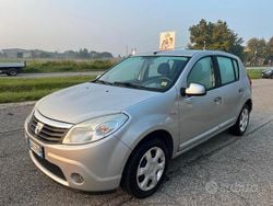 Grigio Usata 2009 Dacia Sandero Lauréate Due volumi | 1990 € (Buon prezzo)