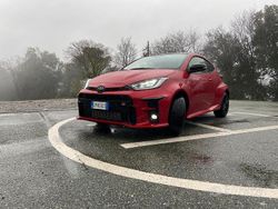 Rosso Usata 2023 Toyota Yaris Tre volumi | 37.000 € (Buon prezzo)