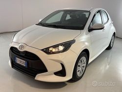 Bianco Usata 2025 Toyota Yaris Hybrid Active Tre volumi | 18.900 € (Ottimo prezzo)