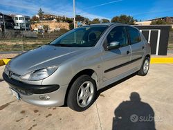 Grigio Usata 2002 Peugeot 206 Tre volumi | 2100 € (Molto cara)