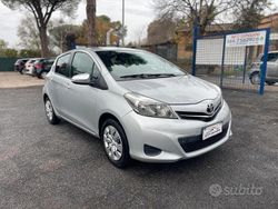 Grigio Usata 2014 Toyota Yaris Lounge Tre volumi | 5900 € (Buon prezzo)