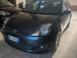 Grigio Usata 2007 Ford Fiesta Tre volumi | 2000 € (Buon prezzo)