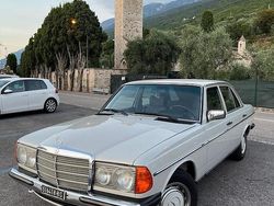 Grigio Usata 1970 Mercedes 240 Tre volumi | 11.300 €