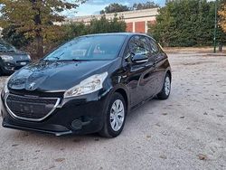 Nero Usata 2014 Peugeot 208 Active Due volumi | 6499 € (Buon prezzo)