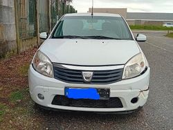 Bianco Usata 2010 Dacia Sandero Tre volumi | 600 €