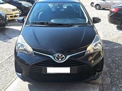 Nero Usata 2015 Toyota Yaris Tre volumi | 7200 € (Buon prezzo)