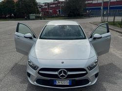 Grigio Usata 2019 Mercedes A180 Tre volumi | 26.000 € (Cara)