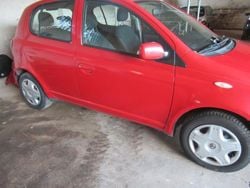 Rosso Usata 2004 Toyota Yaris Tre volumi | 2500 € (Buon prezzo)
