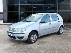 Giallo Usata 2009 Fiat Punto Classica Tre volumi | 2950 € (Buon prezzo)