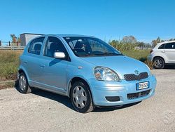 Blu Usata 2004 Toyota Yaris Tre volumi | 2000 €