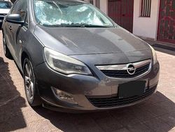 Grigio Usata 2012 Opel Astra Tre volumi | 4000 € (Buon prezzo)