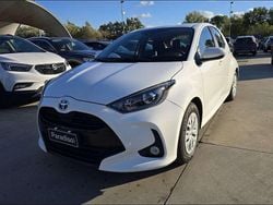 Bianco Usata 2024 Toyota Yaris Hybrid Business Edition Tre volumi | 19.900 € (Ottimo prezzo)