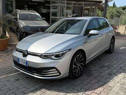 Argento Usata 2023 VW Golf VIII Style Tre volumi | 26.500 € (Buon prezzo)