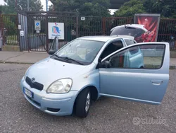 Blu/azzurro Usata 2004 Toyota Yaris Sol Due volumi | 2700 € (Cara)