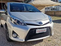 Argento Usata 2014 Toyota Yaris Hybrid Lounge Tre volumi | 7500 € (Buon prezzo)