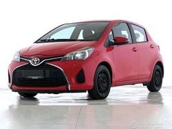 Rosso Usata 2015 Toyota Yaris Cool Tre volumi | 7900 € (Buon prezzo)