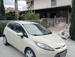 Giallo Usata 2009 Ford Fiesta Ghia Tre volumi | 3000 € (Buon prezzo)